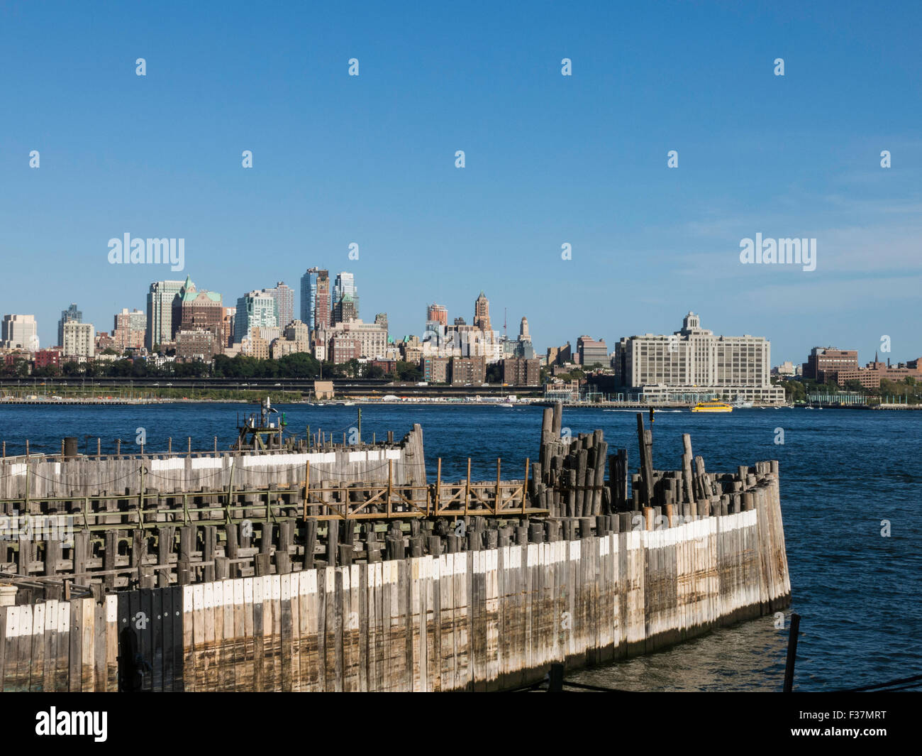 Skyline di Downtown Brooklyn da Governors Island Ferry Dock, NYC, STATI UNITI D'AMERICA Foto Stock