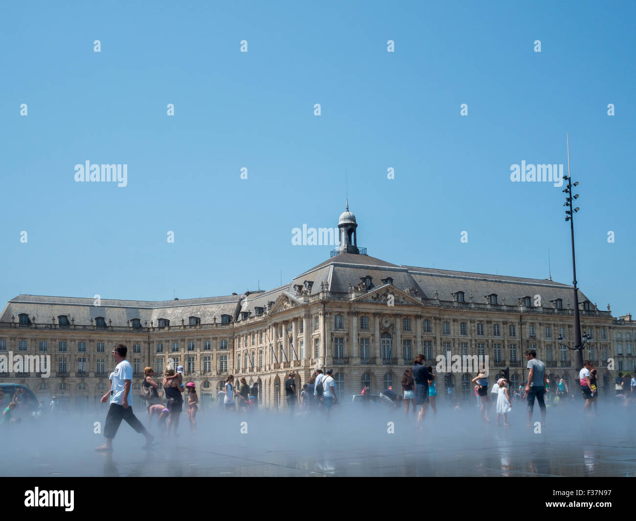 Le persone aventi il divertimento a Bordeaux Place de la Bourse Le Miroir d'eau Foto Stock