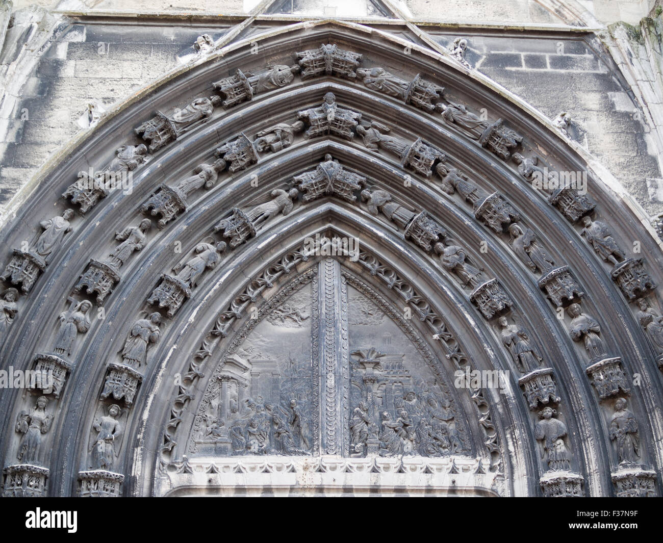 Dettagli della scultura in timpano della Basilica di San Michele Foto Stock