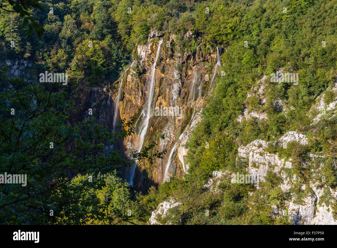 La cascata di arcobaleno nel parco nazionale dei Laghi di Plitvice, Croazia Foto Stock