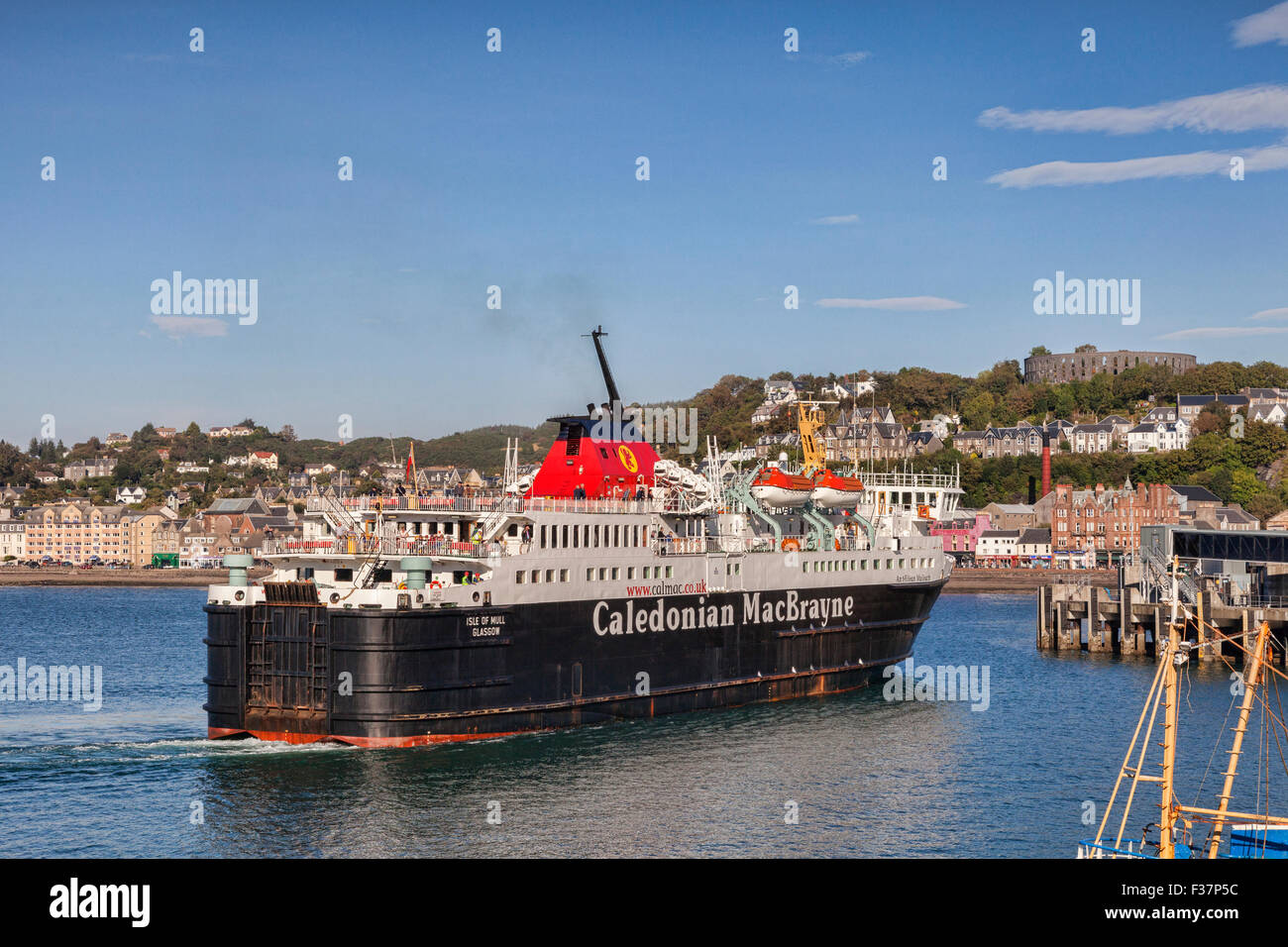 Traghetto Calmac Isle of Mull in arrivo nel porto a Oban, Argyll and Bute, Scotland, Regno Unito Foto Stock