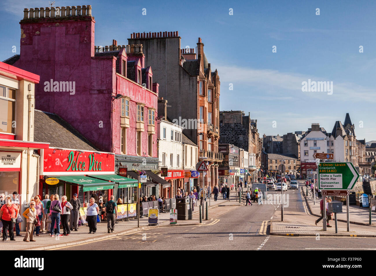 Shopping sul lungomare a Oban, Argyll and Bute, Scotland, Regno Unito. Foto Stock