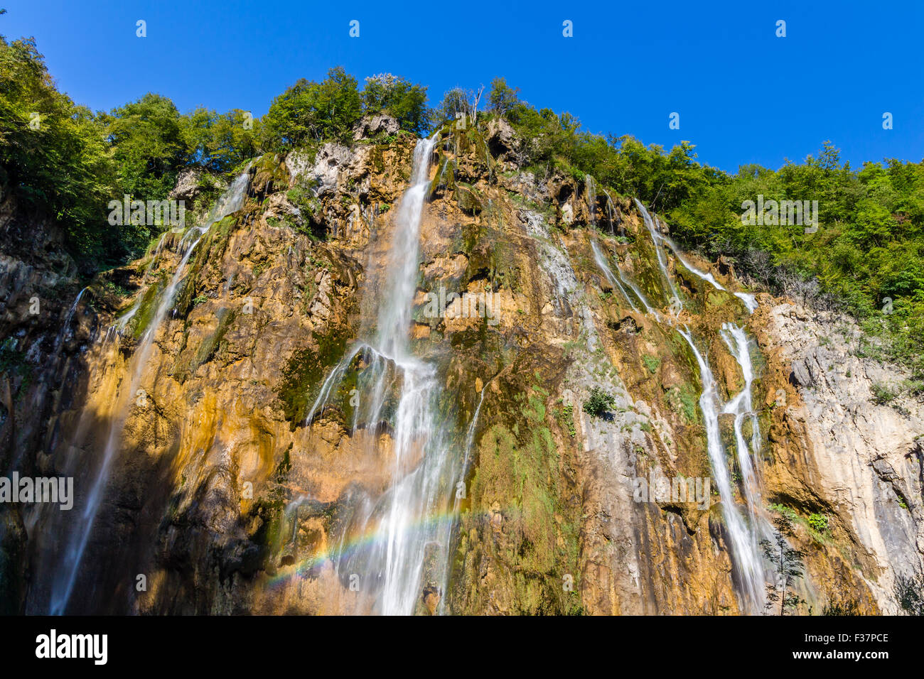 La cascata di arcobaleno nel parco nazionale dei Laghi di Plitvice, Croazia Foto Stock