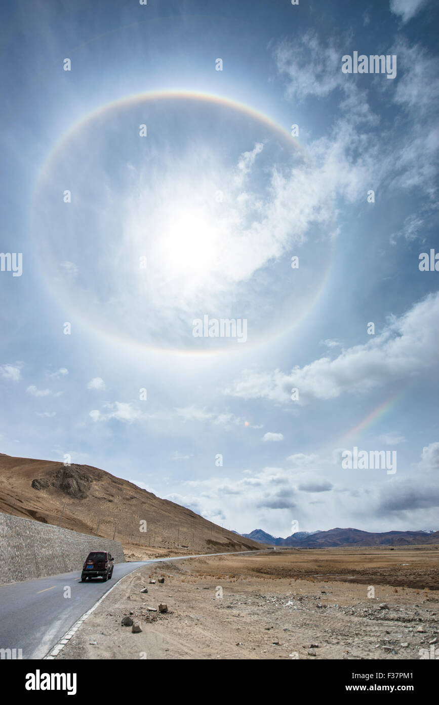 Circolare con Arcobaleno Arcobaleno secondario in un viaggio su strada attraverso il Tibet. Foto Stock