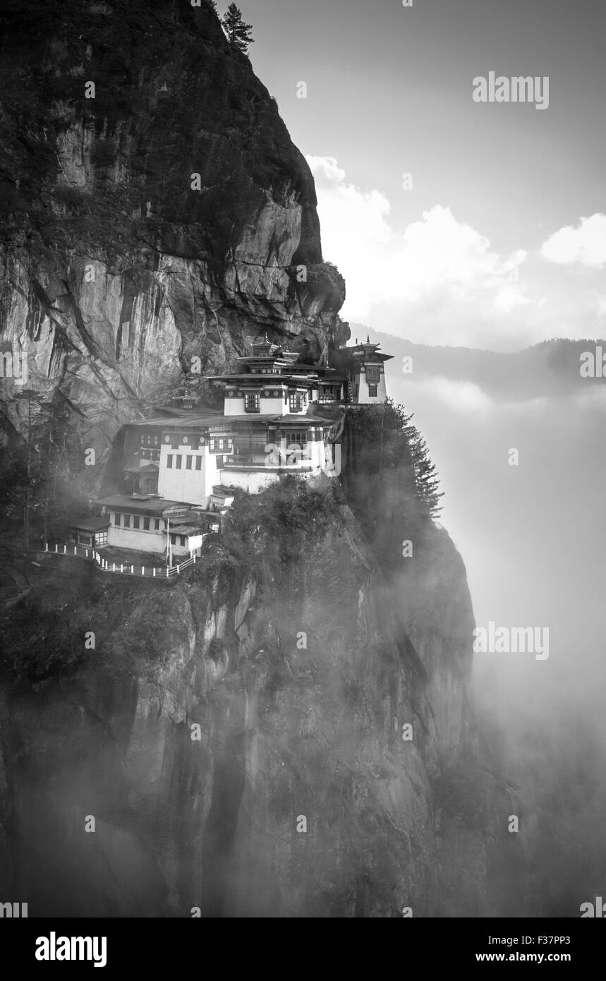 Tigri Nest monastero (Paro Taktsang) noto anche come Taktsang Palphug Monastero, nella valle di Paro, Bhutan. Prese a sunrise. Foto Stock