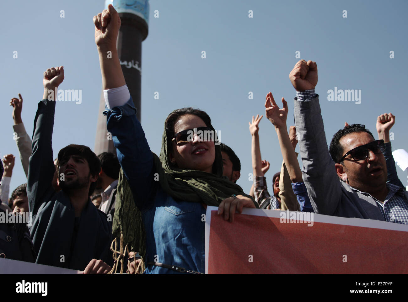 (151001) -- KABUL, 1 ottobre, 2015 (Xinhua) -- afgani gridare slogan durante un anti-Taliban protesta a Kabul, Afghanistan, 1 ottobre, 2015. Migliaia di afgani ha organizzato una manifestazione pacifica nella capitale afghana Kabul il giovedì per esprimere il loro sostegno per la nazionale del paese le forze di sicurezza contro i talebani e like-minded gruppi estremisti. (Xinhua/Omid) Foto Stock