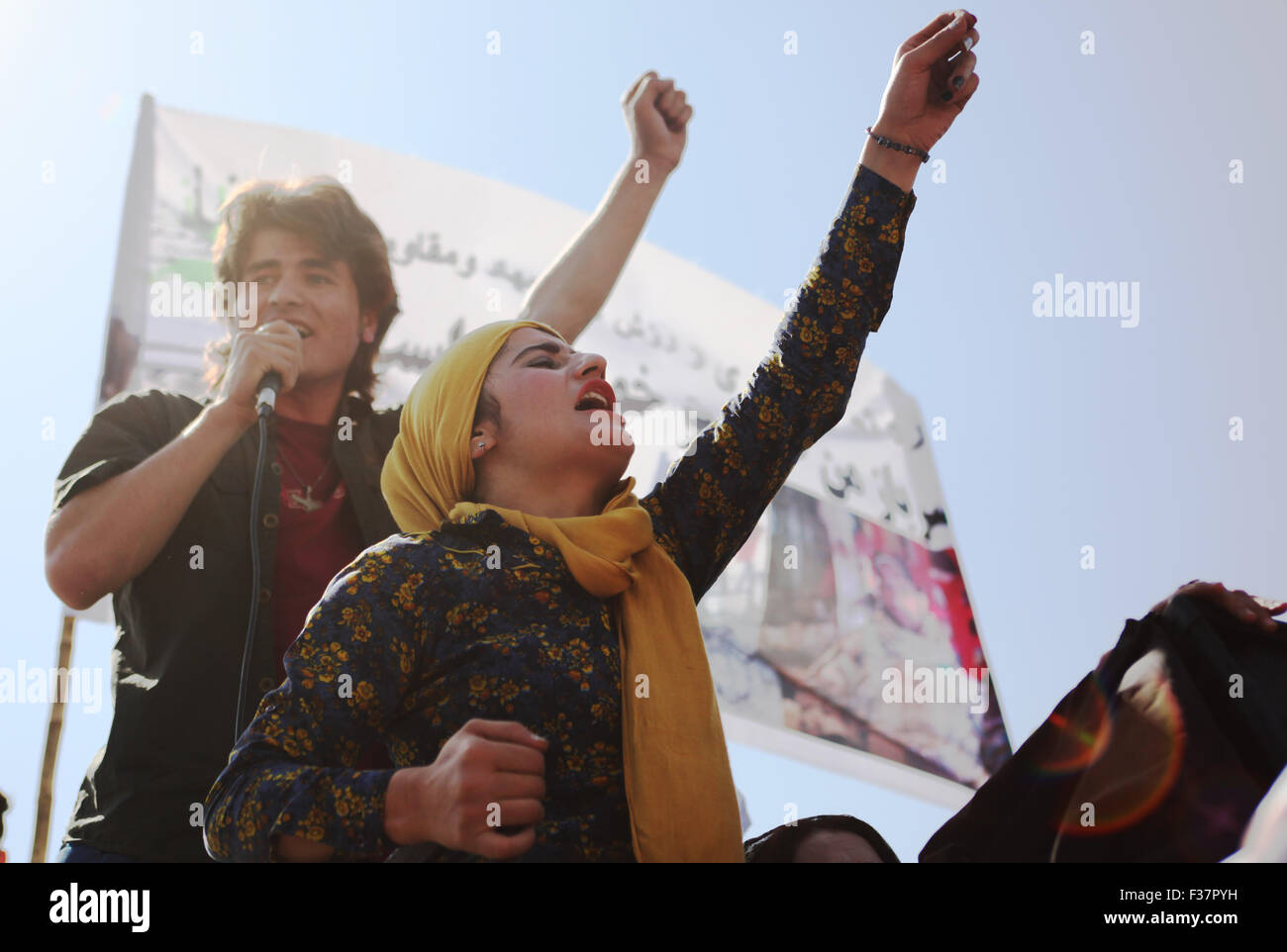 (151001) -- KABUL, 1 ottobre, 2015 (Xinhua) -- una donna afghana grida slogan durante un anti-Taliban protesta a Kabul, Afghanistan, 1 ottobre, 2015. Migliaia di afgani ha organizzato una manifestazione pacifica nella capitale afghana Kabul il giovedì per esprimere il loro sostegno per la nazionale del paese le forze di sicurezza contro i talebani e like-minded gruppi estremisti. (Xinhua/Omid) Foto Stock