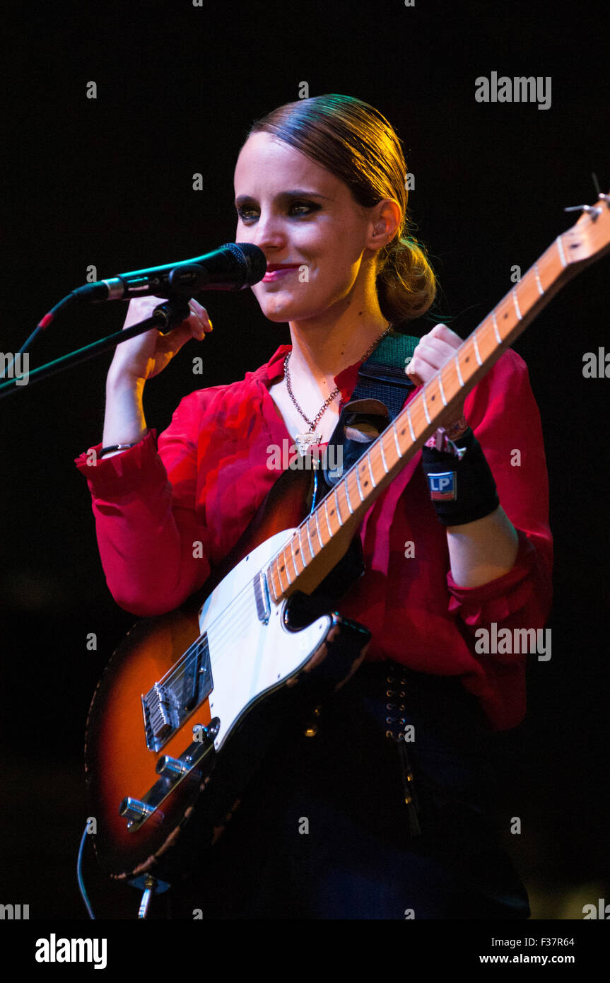 Anna Calvi, inglese cantautore e chitarrista, performing live al Glastonbury festival di musica, England, Regno Unito, 26 giugno 2011. Foto Stock