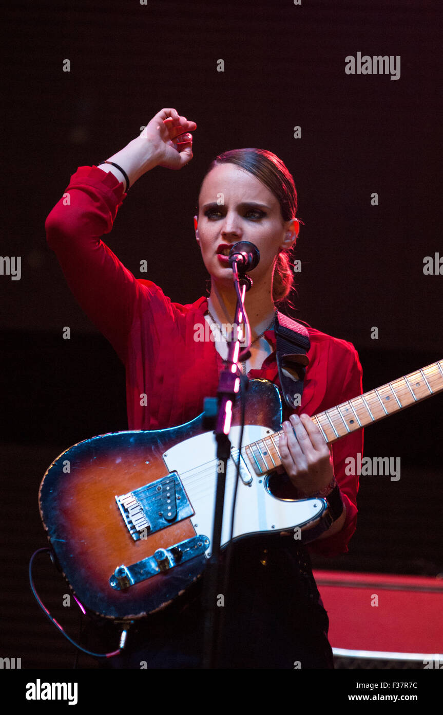 Anna Calvi, inglese cantautore e chitarrista, performing live al Glastonbury festival di musica, England, Regno Unito, 26 giugno 2011. Foto Stock