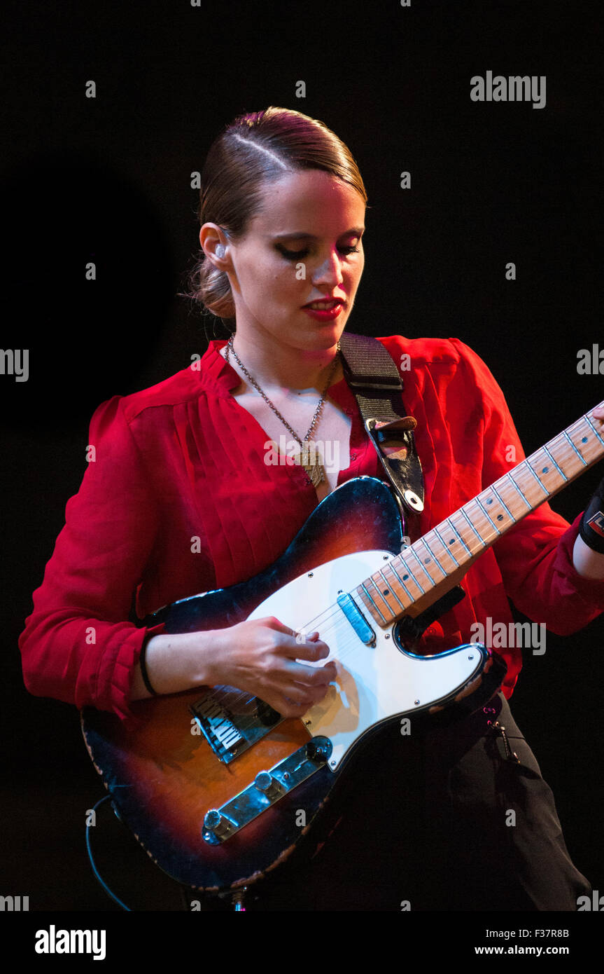 Anna Calvi, inglese cantautore e chitarrista, performing live al Glastonbury festival di musica, England, Regno Unito, 26 giugno 2011. Foto Stock