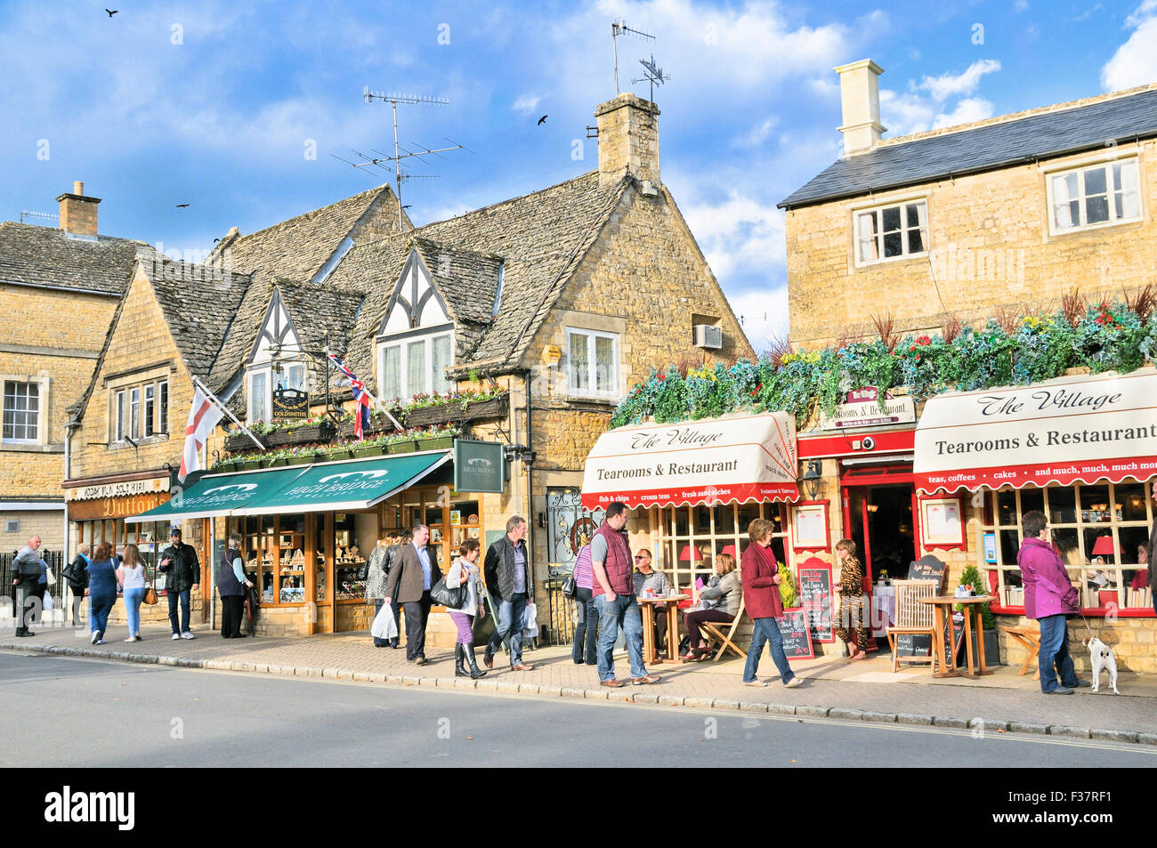 Bourton sull'acqua, Cotswolds, Gloucestershire, England, Regno Unito Foto Stock