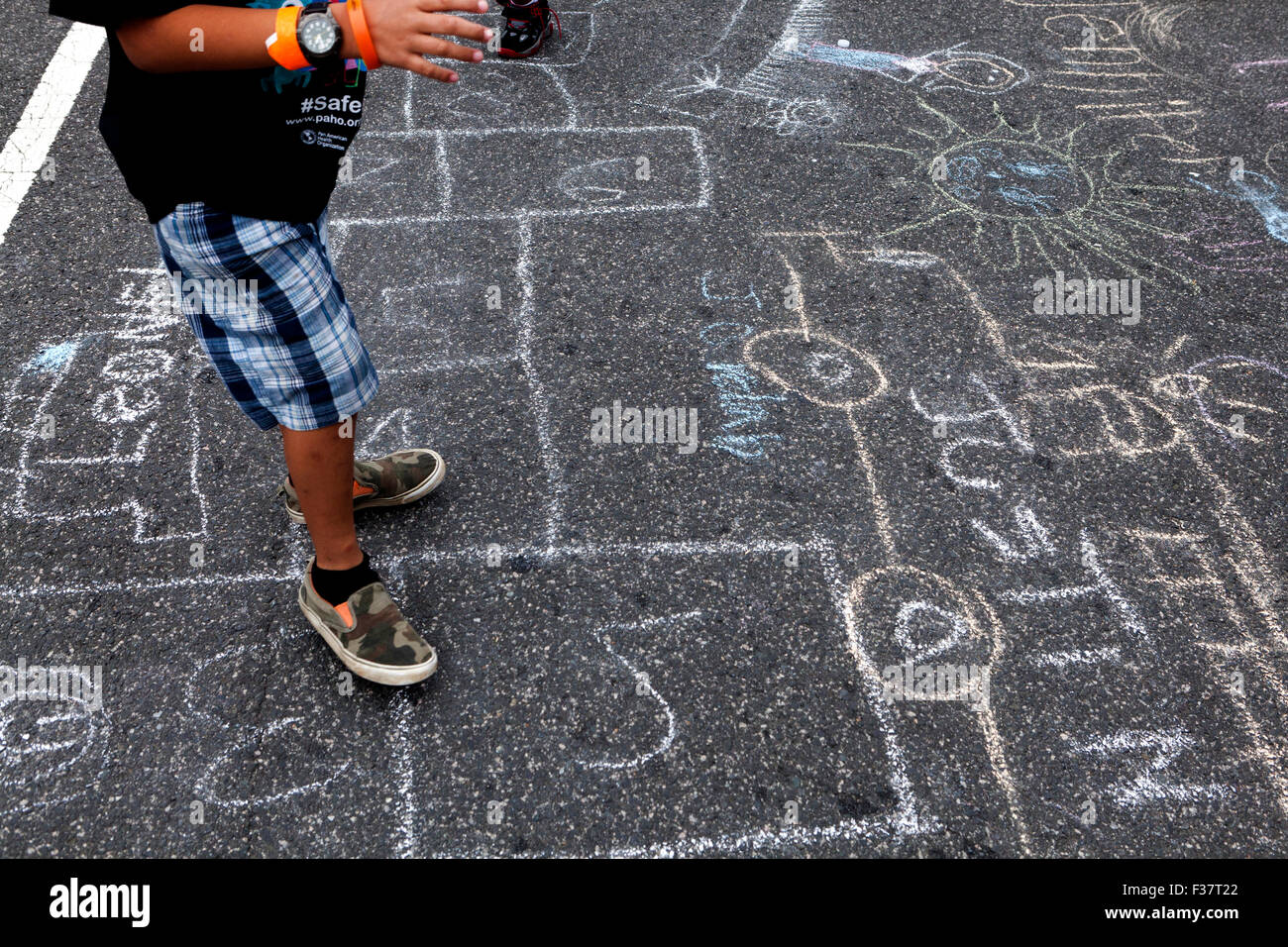 Bambino chalk disegno sul marciapiede - USA Foto Stock