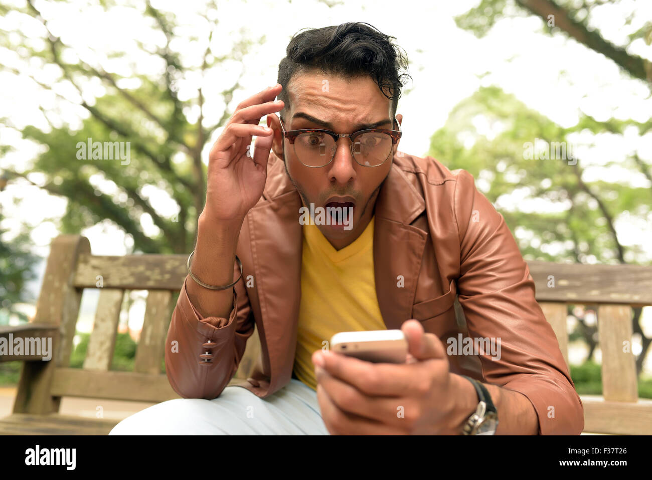 Asian , Man etnie indiane , Smart Phone , abbigliamento casual , all'aperto . Foto Stock