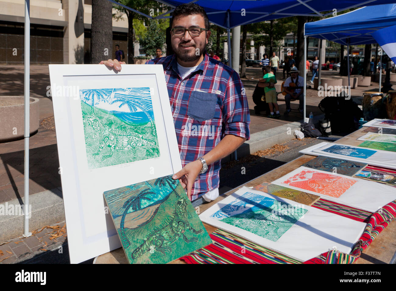 Blocco di legno artista di stampa che mostra il suo lavoro - USA Foto Stock