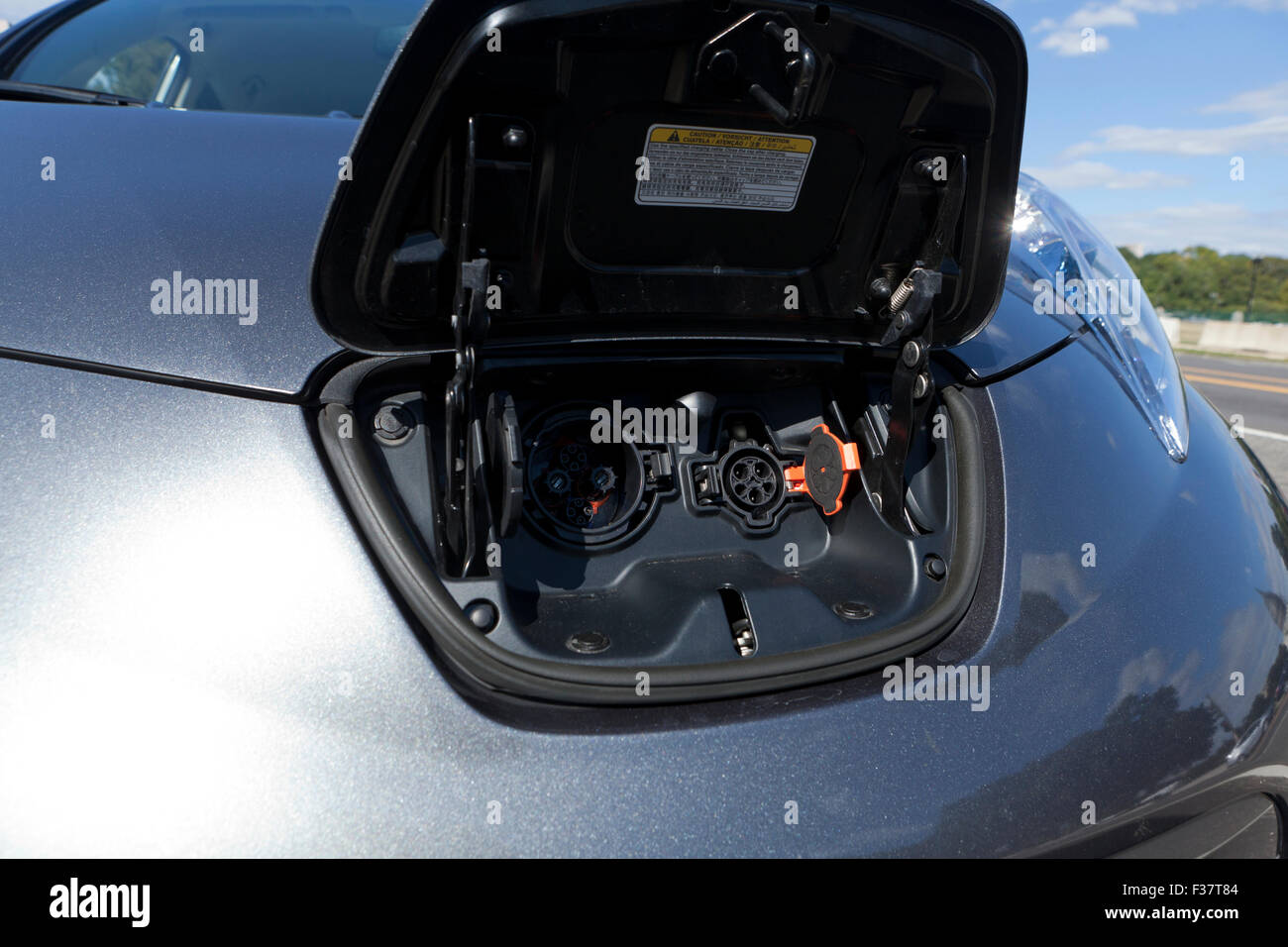 La Nissan Leaf auto elettrica spina di alimentazione Foto Stock