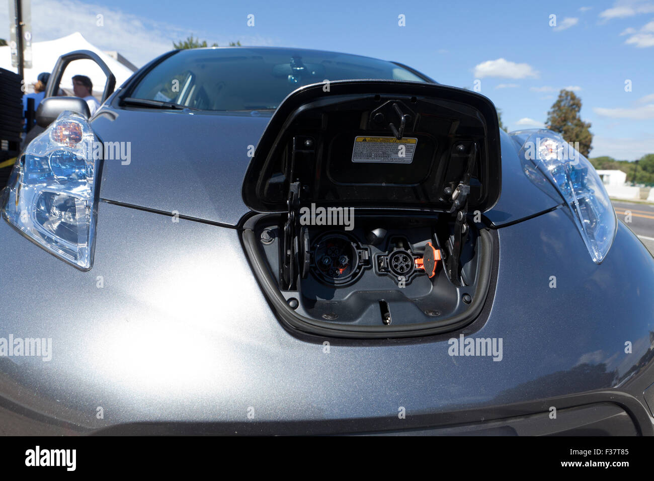 La Nissan Leaf auto elettrica spina di alimentazione Foto Stock