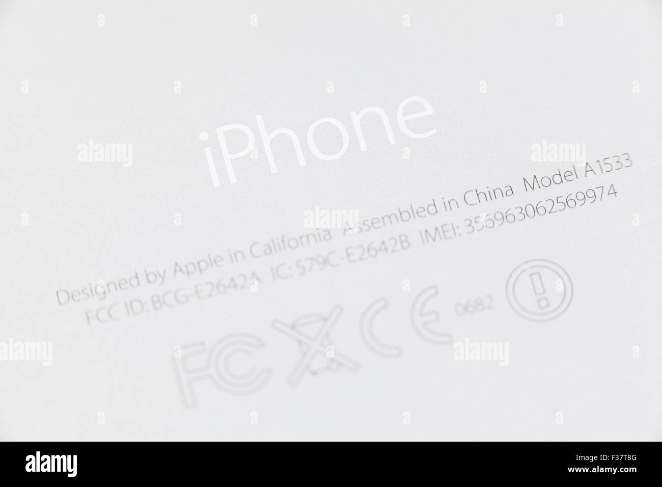 IPhone logo sul retro e i marchi di certificazione - USA Foto Stock