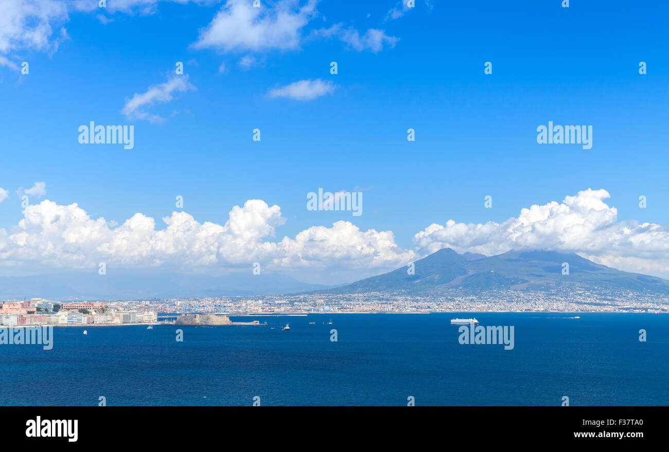 Golfo di Napoli. Paesaggio con il Vesuvio all'orizzonte Foto Stock