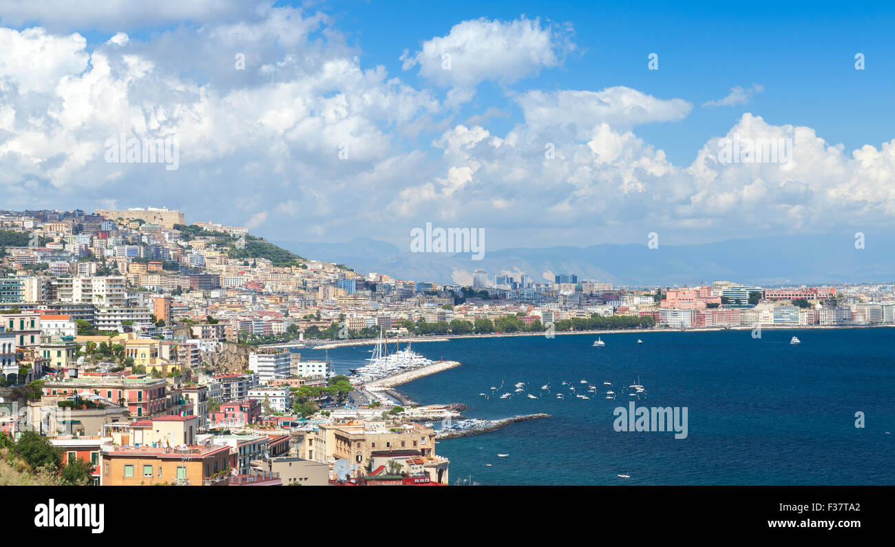 Golfo di Napoli, cityscape sotto blu cielo nuvoloso Foto Stock