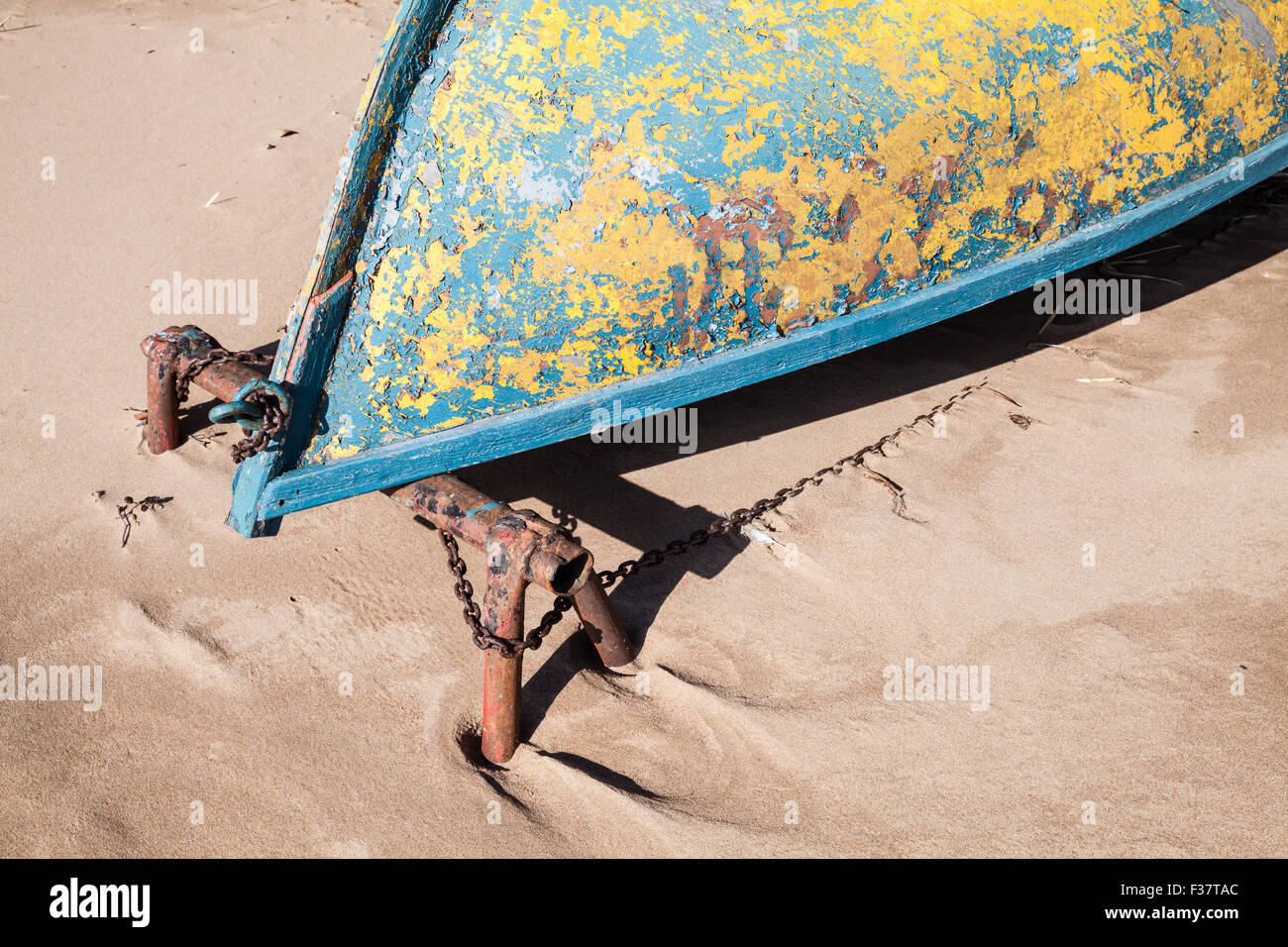 Vecchio canotto giace sulla spiaggia sabbiosa. Il golfo di Finlandia e Russia Foto Stock