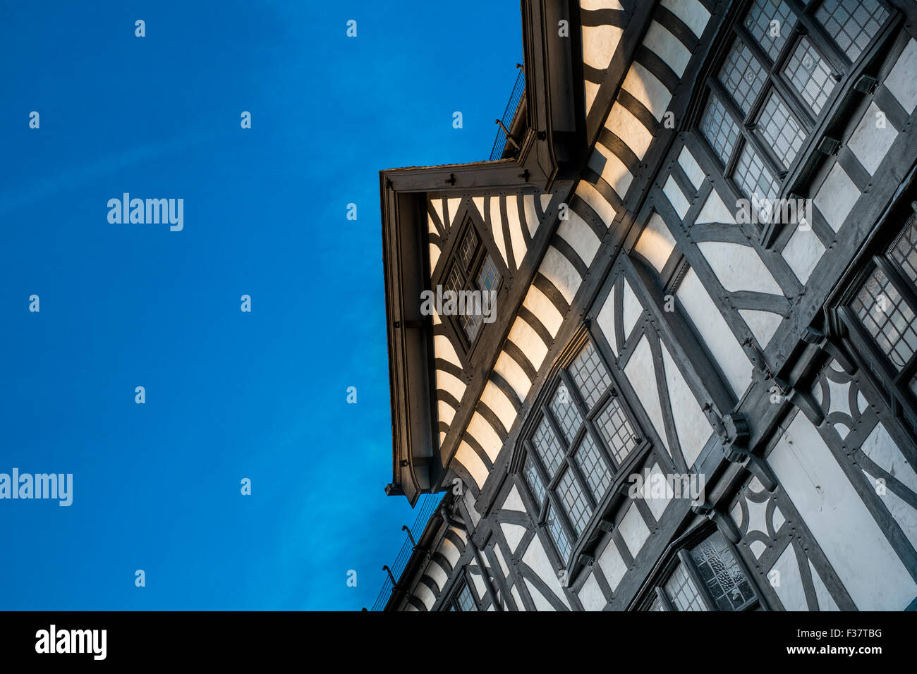Cielo blu e vecchio stile Giacobino edificio in Chester. Foto Stock