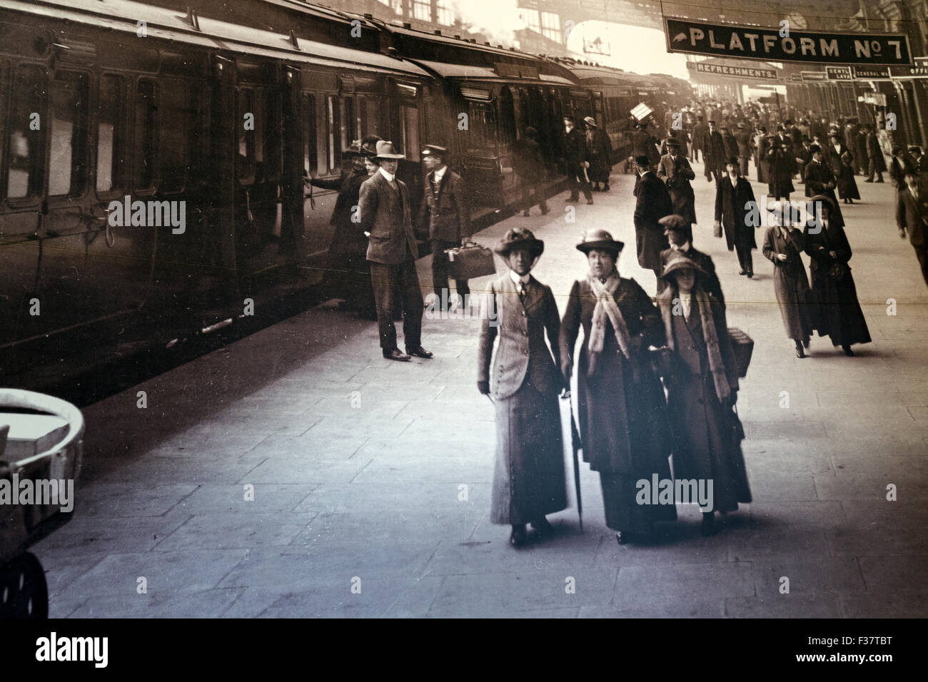 Museo della Great Western Railway. Swindon in Inghilterra. Regno Unito le vecchie fotografie che mostra treno storico viaggio sul display per i visitatori Foto Stock