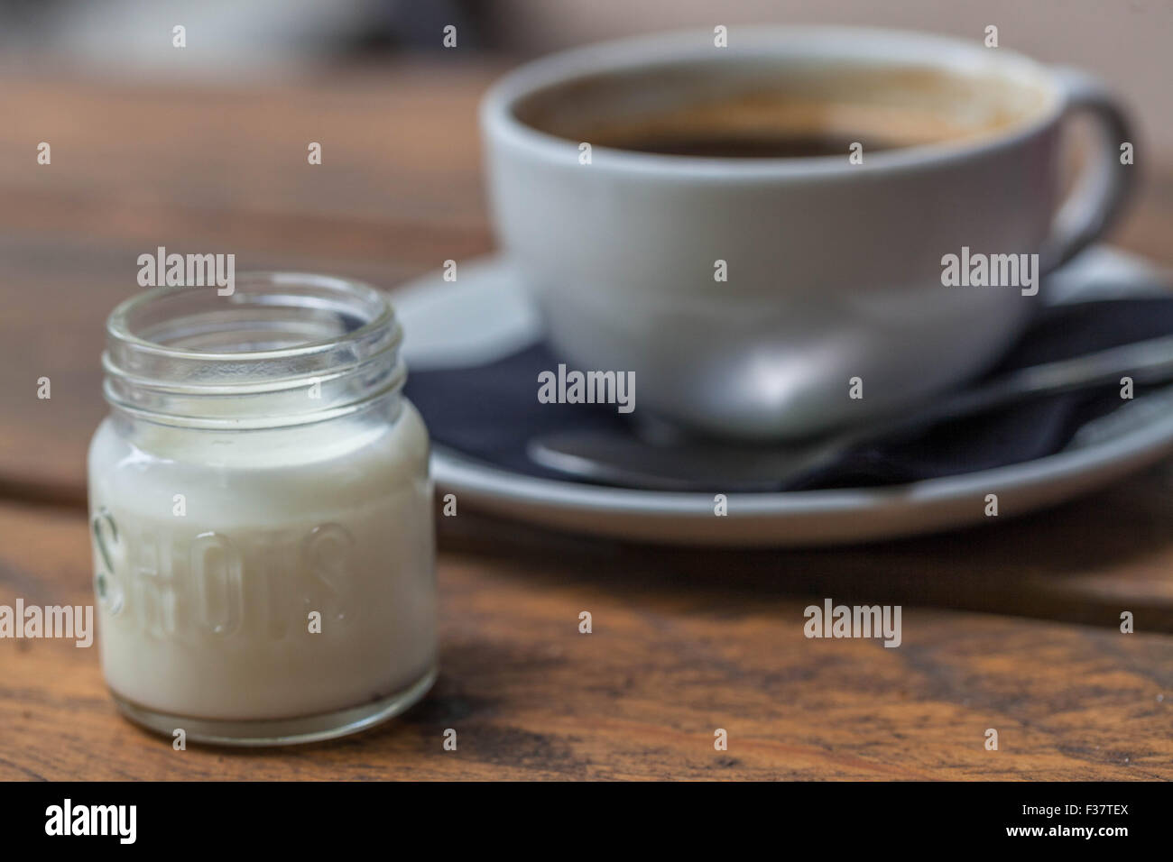 Colpo di latte e la tazza di caffè Foto Stock