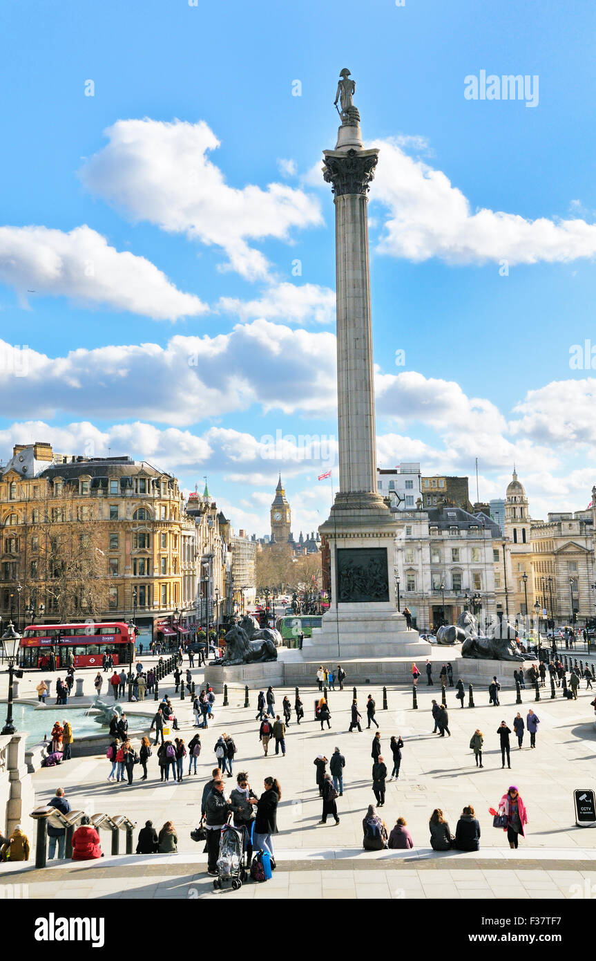 Trafalgar Square e Nelson's Colonna, London, England, Regno Unito Foto Stock