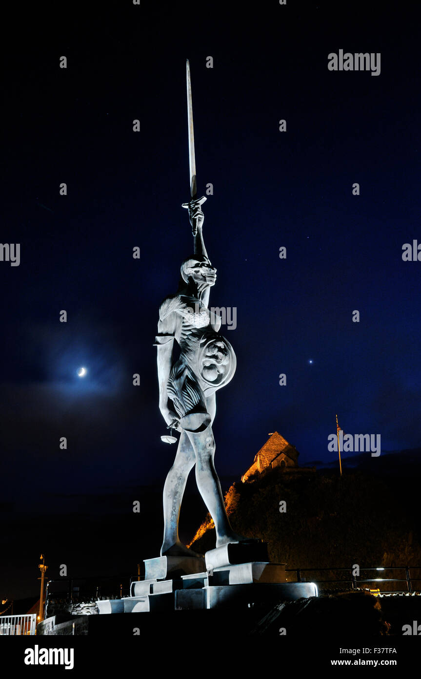 Damien Hirst statua "Verity' illuminata di notte, Ilfracombe, Devon, Inghilterra, Regno Unito Regno Unito Foto Stock