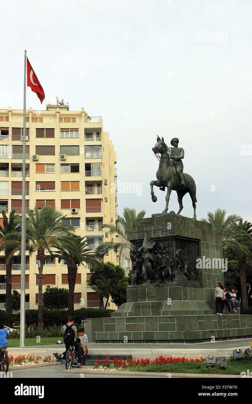 Izmir, Turchia - 26 Settembre 2015: popoli sedersi intorno Ataturk statua a Izmir, Turchia Foto Stock