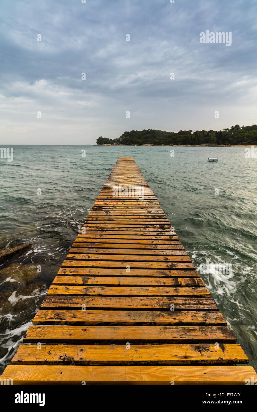 Il molo di legno sulla spiaggia Foto Stock