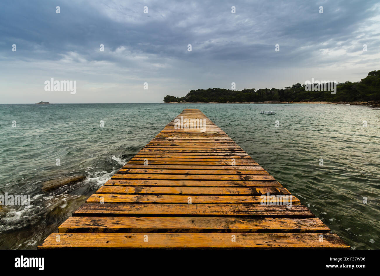 Il molo di legno sulla spiaggia Foto Stock