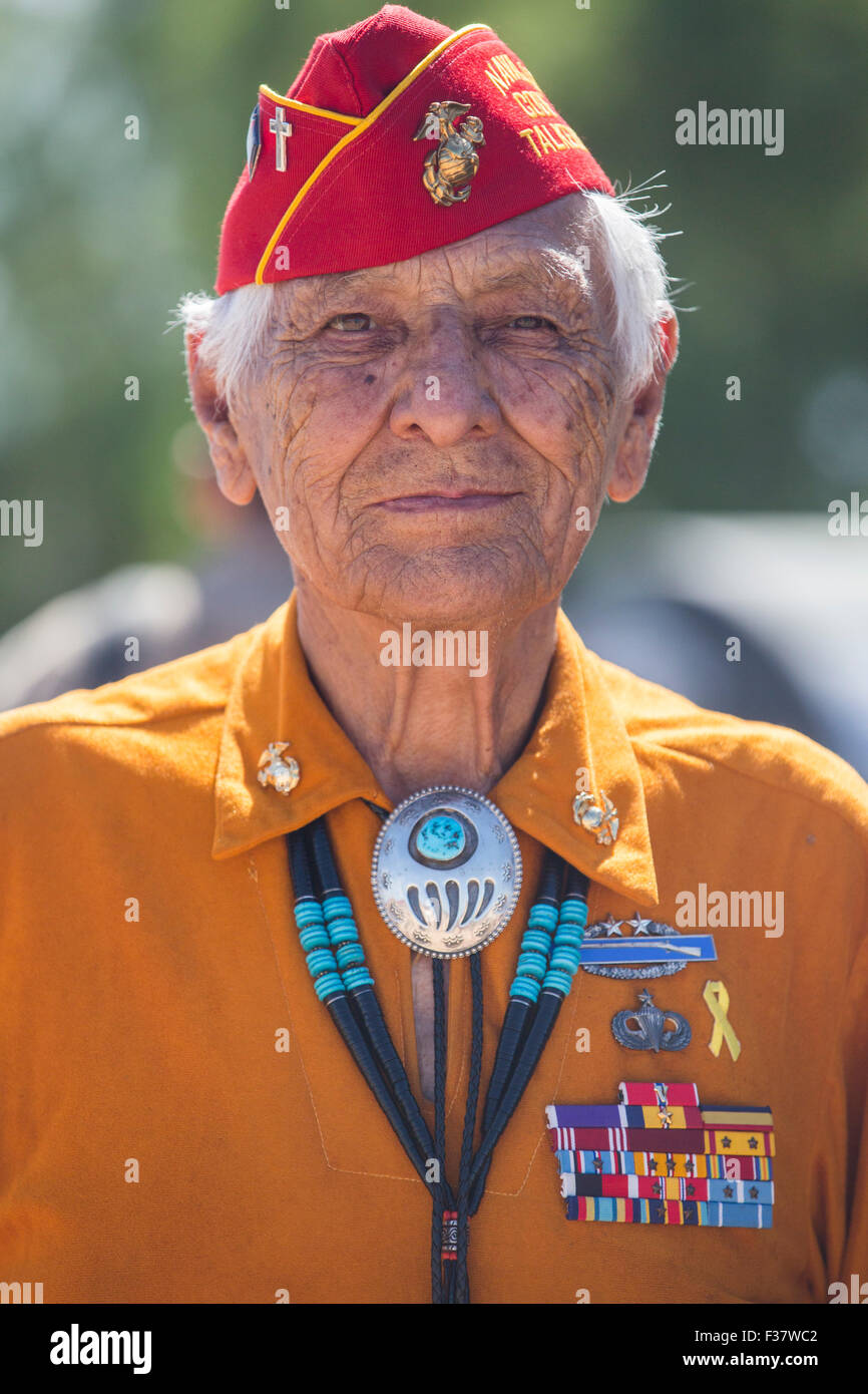 Pensionati Marine Corps Codice Navajo Talker Roy Biancospino durante una visita al Marine Corps base Camp Pendleton Settembre 28, 2015 in Oceanside, California. Il codice Navajo talker erano America's arma segreta durante la Seconda Guerra Mondiale. Foto Stock