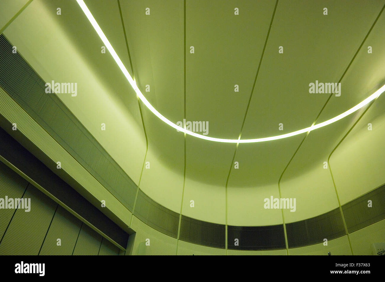 Interno del Museo dei Trasporti al Riverside Museum di Glasgow - architetto Zaha Hadid Foto Stock