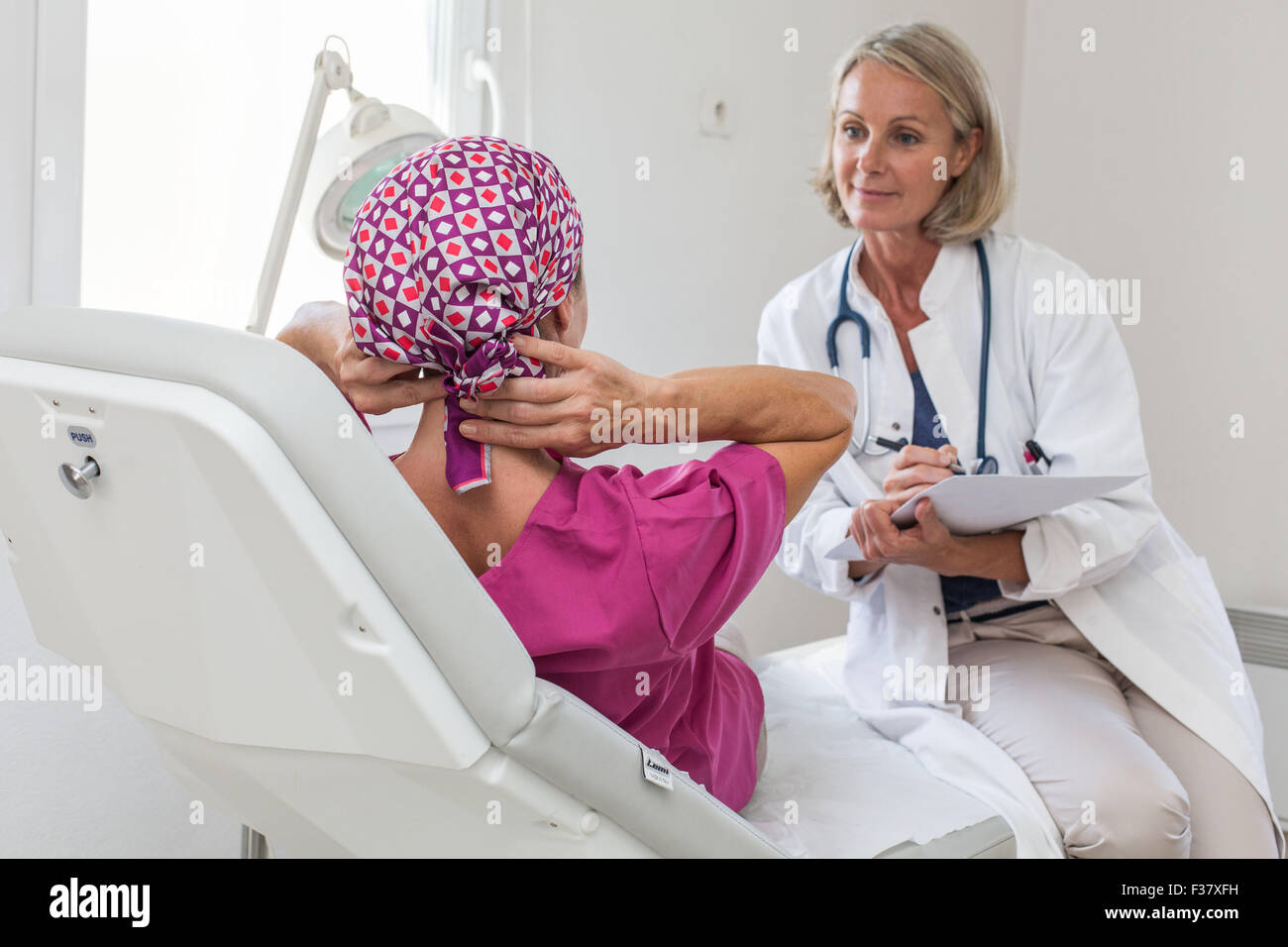 Donna di sottoporsi a chemioterapia durante la consultazione del medico. Foto Stock