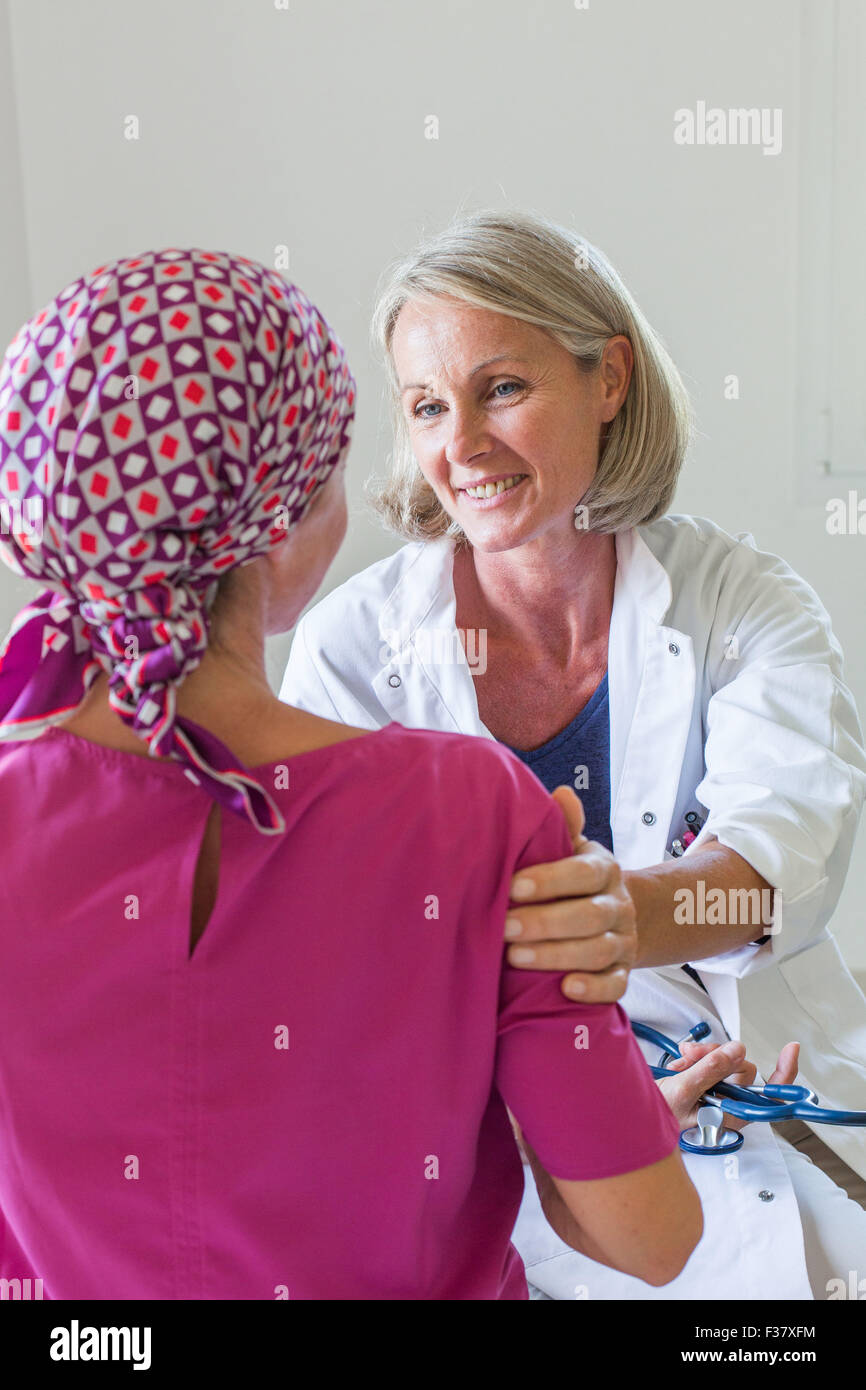 Donna di sottoporsi a chemioterapia durante la consultazione del medico. Foto Stock