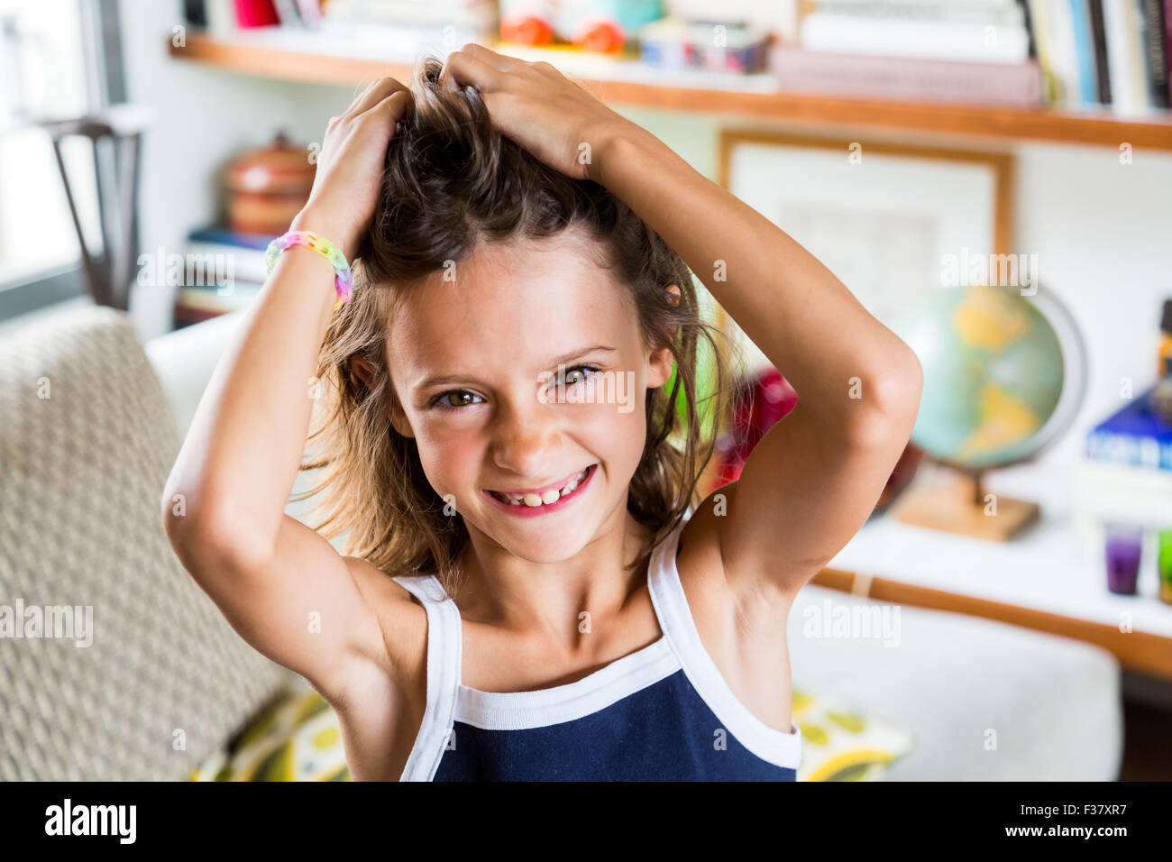 Ragazza di graffiare la testa. Foto Stock