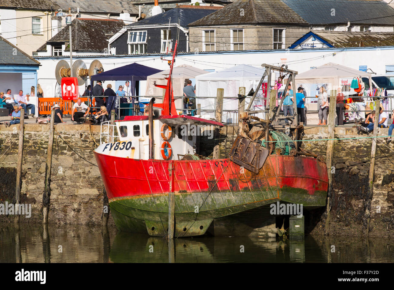 Barca da pesca ormeggiate nel porto di Looe Foto Stock