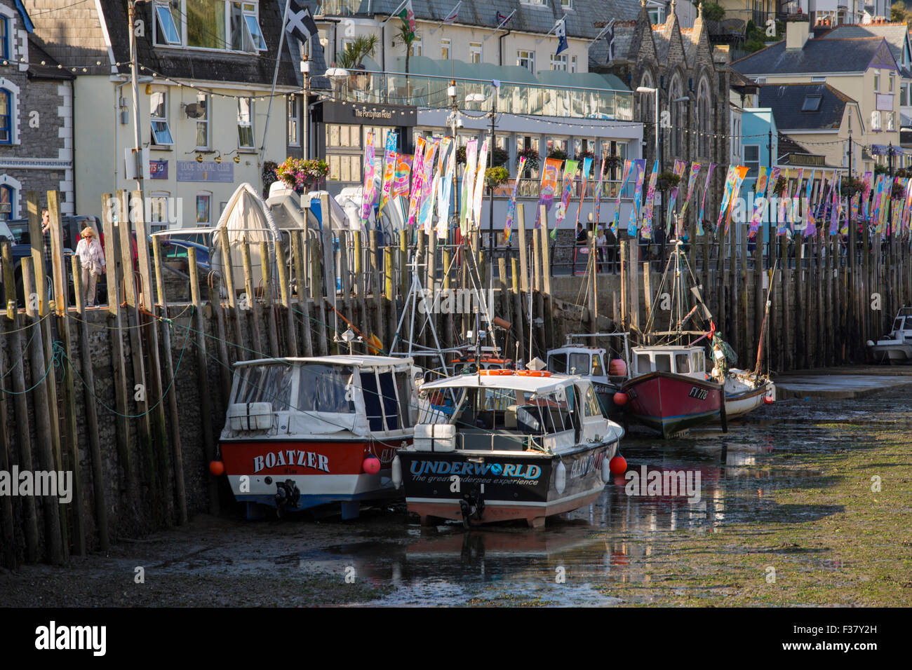 Looe harbour a bassa marea Foto Stock