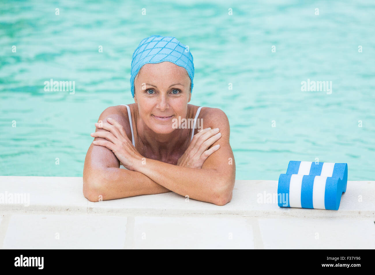 La donna in un pool di indossare una cuffia. Foto Stock