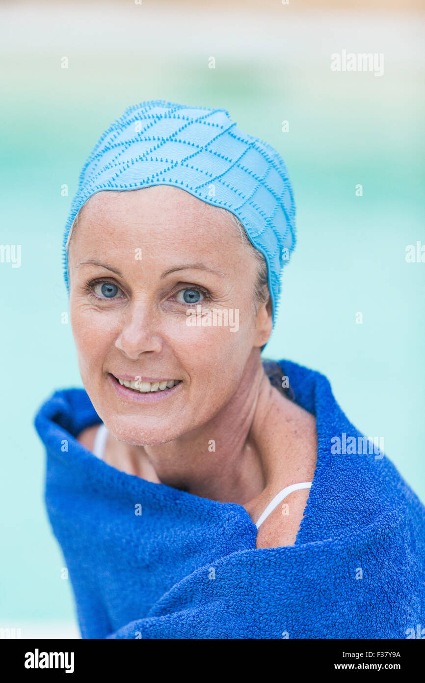 La donna in un pool di indossare una cuffia. Foto Stock