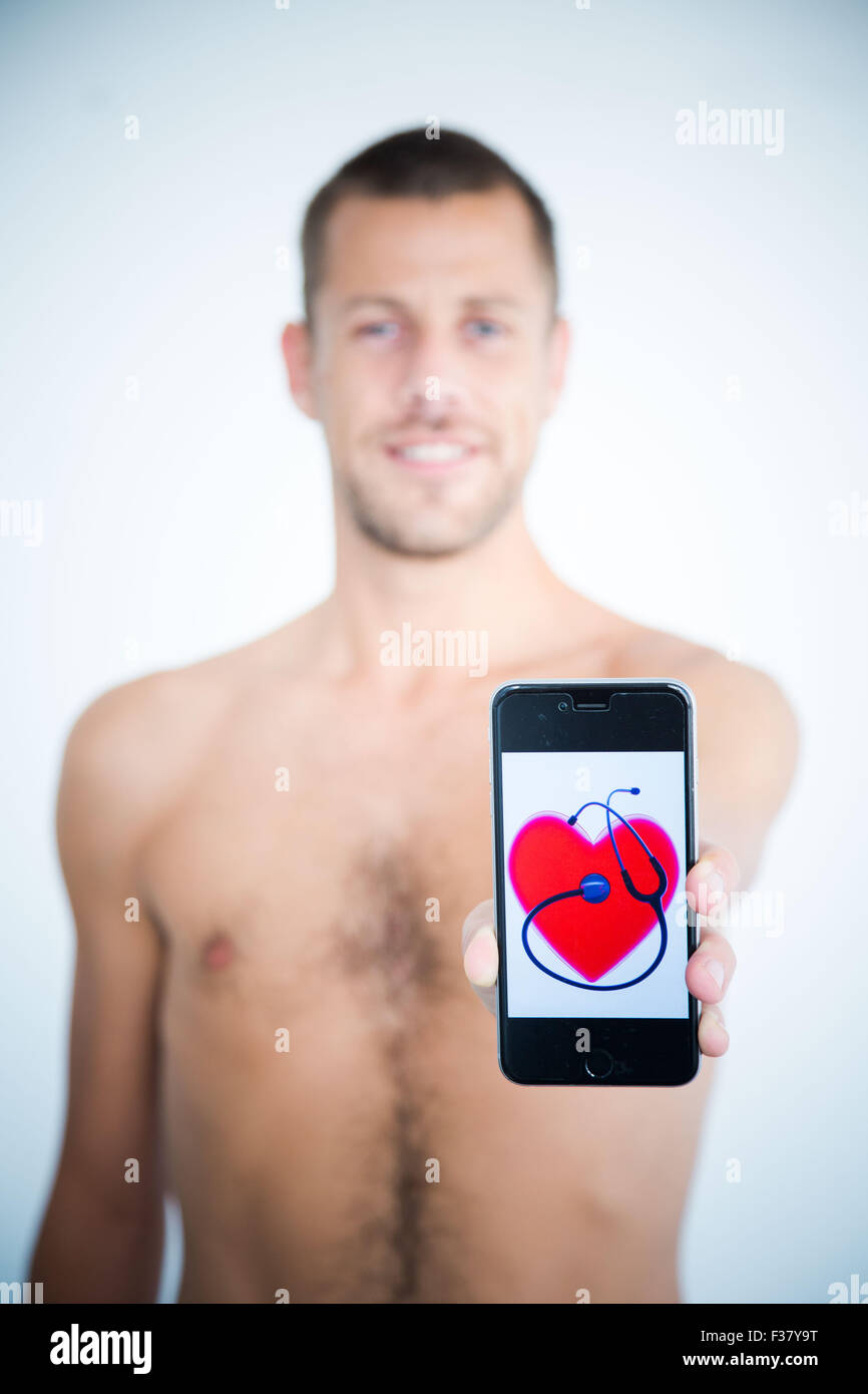 Uomo salute mediante applicazione sul suo Iphone. Foto Stock