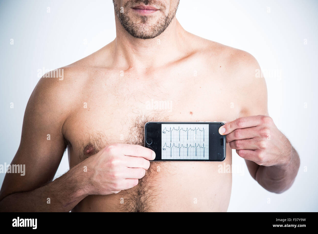 Uomo salute mediante applicazione sul suo Iphone. Foto Stock