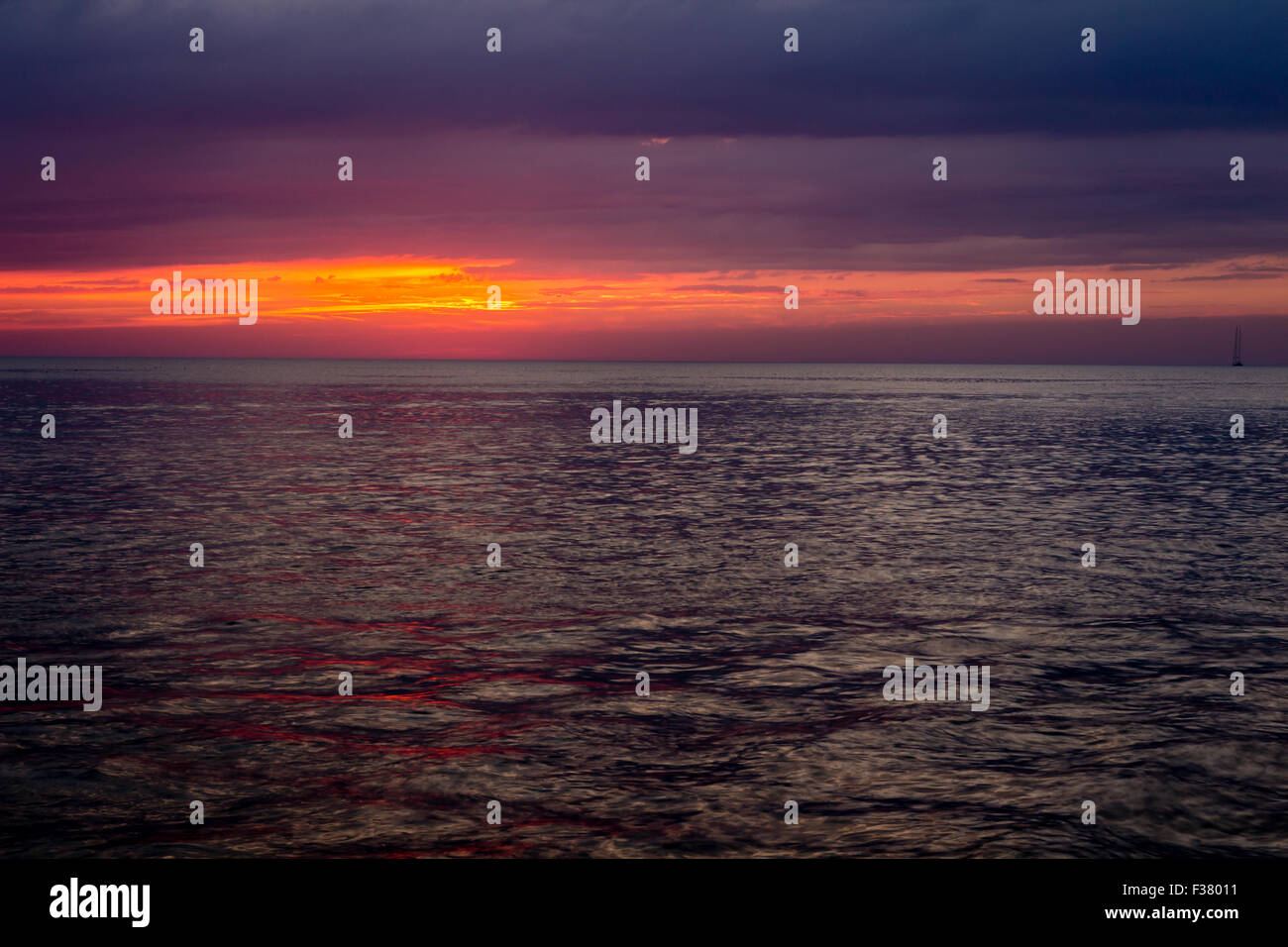 Bellissimo paesaggio con tramonto sul mare con la spettacolare sky Foto Stock