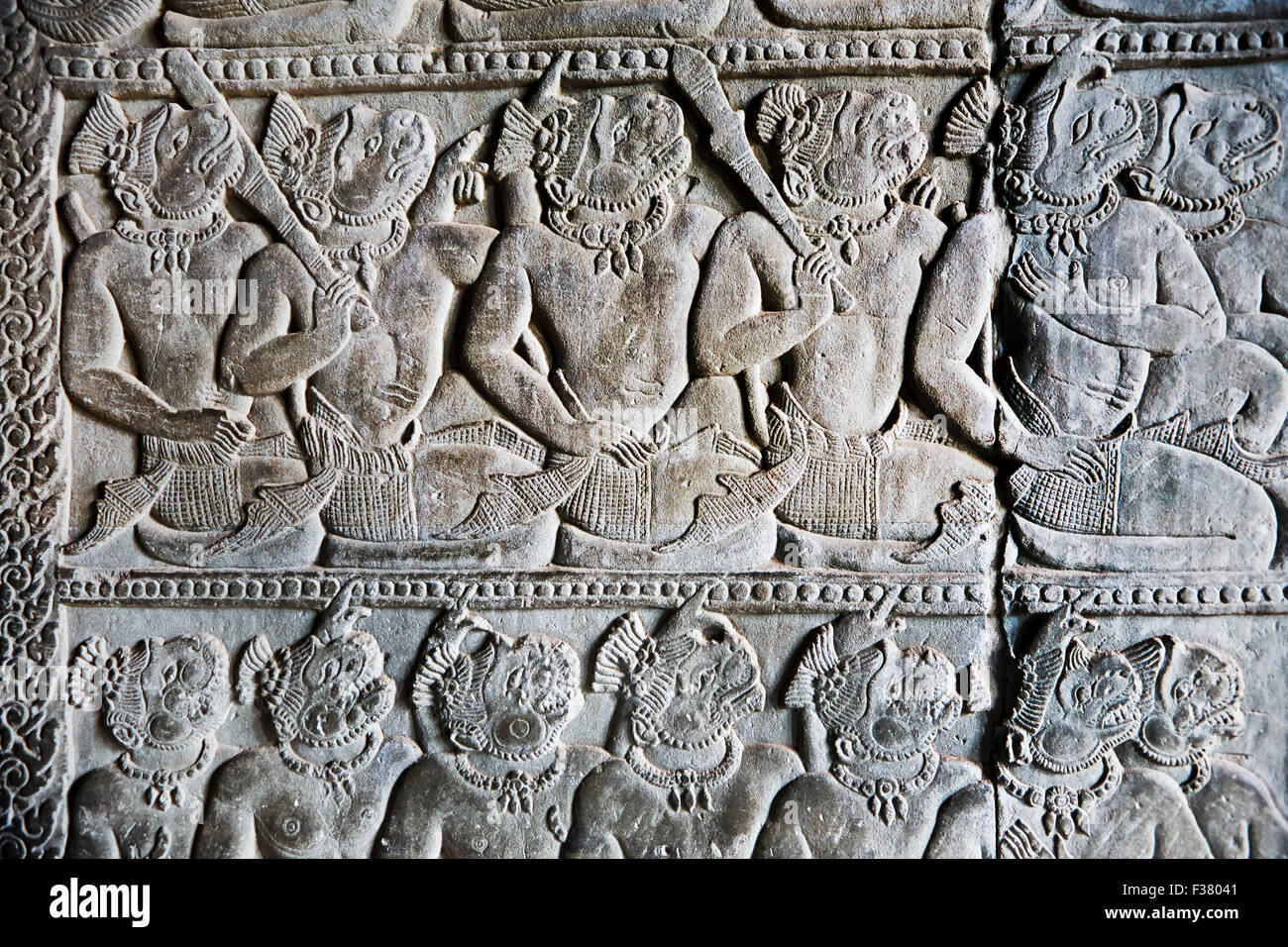Il bassorilievo di guerrieri di scimmia in galleria di Bas-Reliefs, che circonda il primo livello di Angkor Wat. Parco Archeologico di Angkor, Siem Reap, Cambogia. Foto Stock