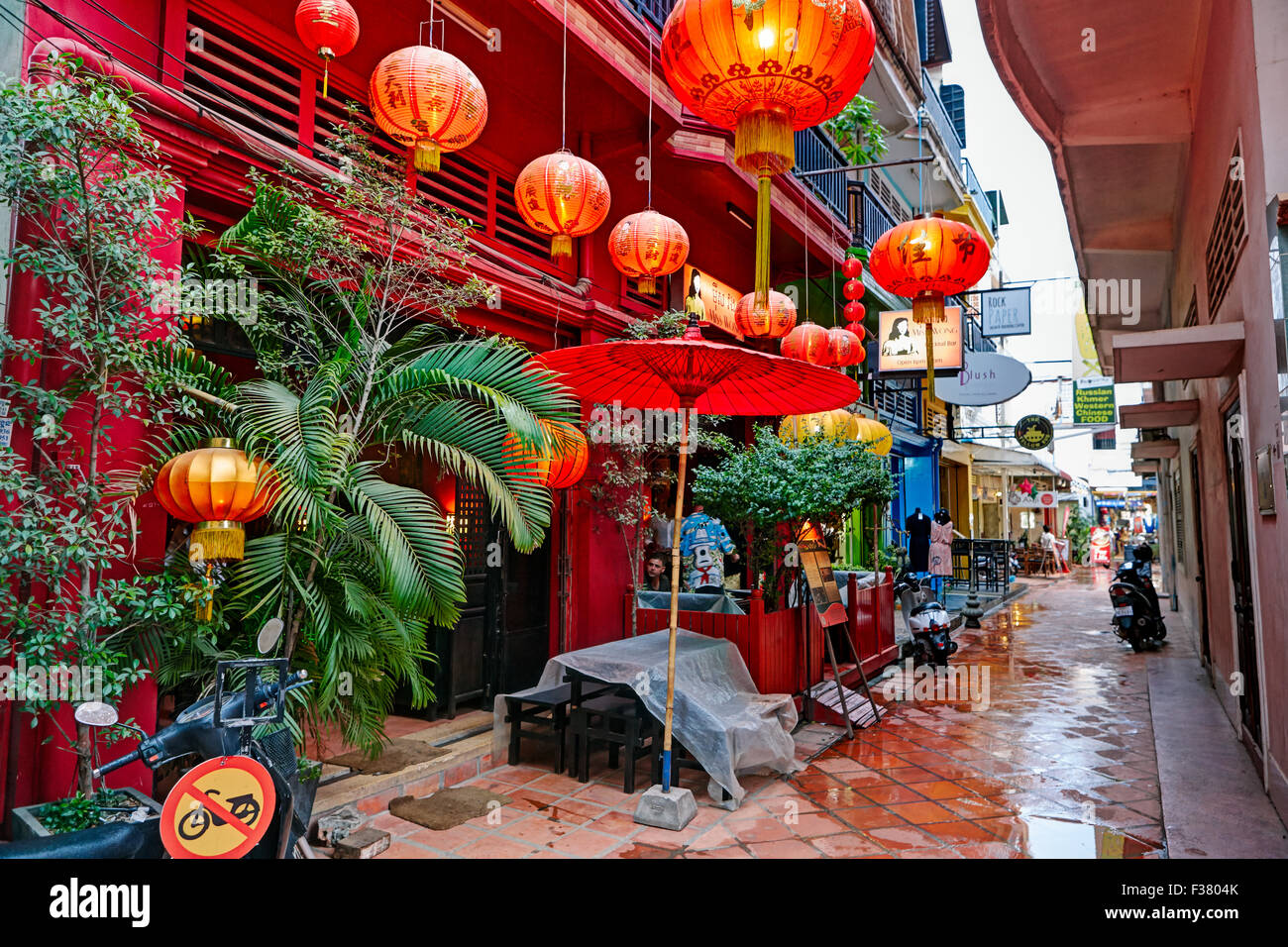 Strada stretta nel vecchio Quartiere Francese con lanterne rosse all'entrata di Miss Wong Bar. Siem Reap, Cambogia. Foto Stock