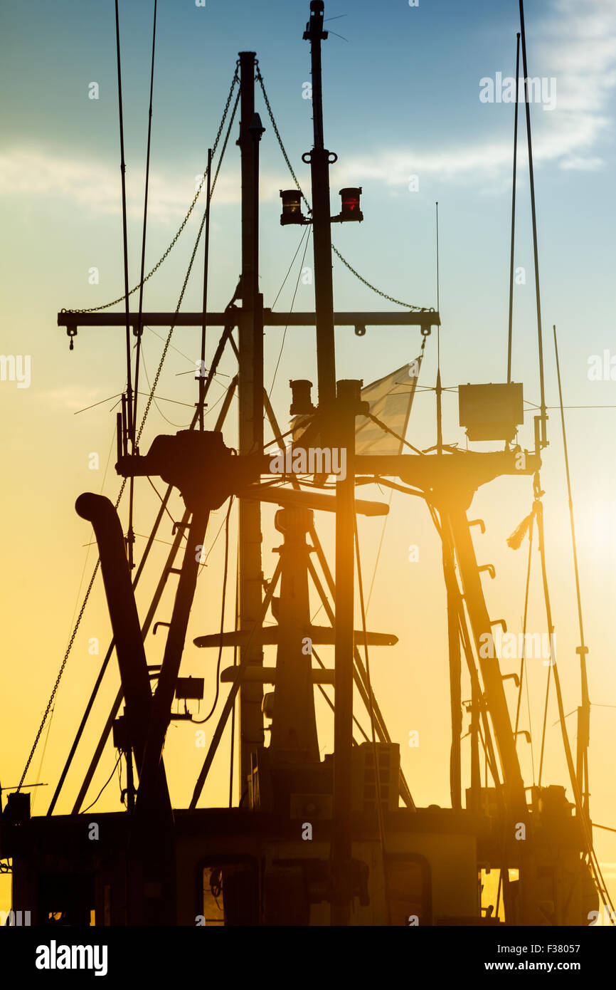 Barca da pesca a marina dock con bandiera greca Foto Stock