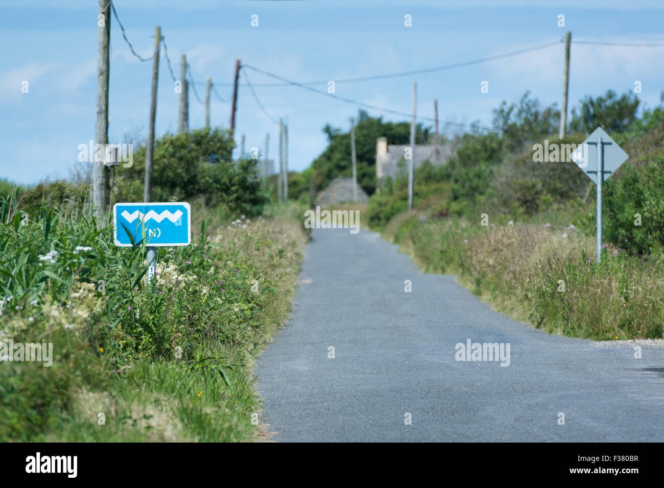 Strada e Touring percorso lungo la selvaggia modo Atlantico sulla costa occidentale dell' Irlanda Foto Stock