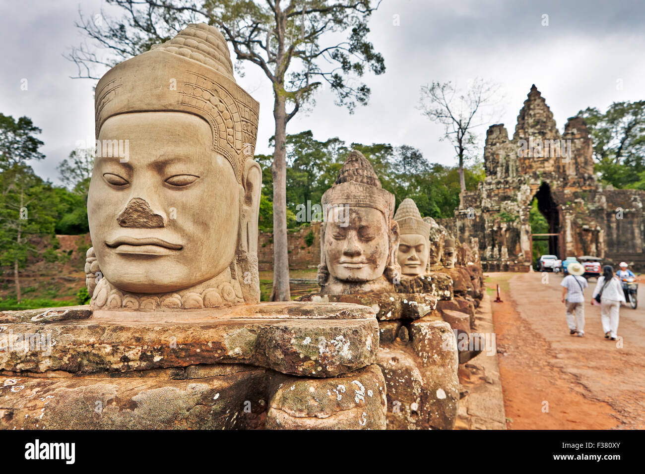 Delle sculture in pietra scolpita presso la porta sud di Angkor Thom. Parco Archeologico di Angkor, Siem Reap Provincia, in Cambogia. Foto Stock