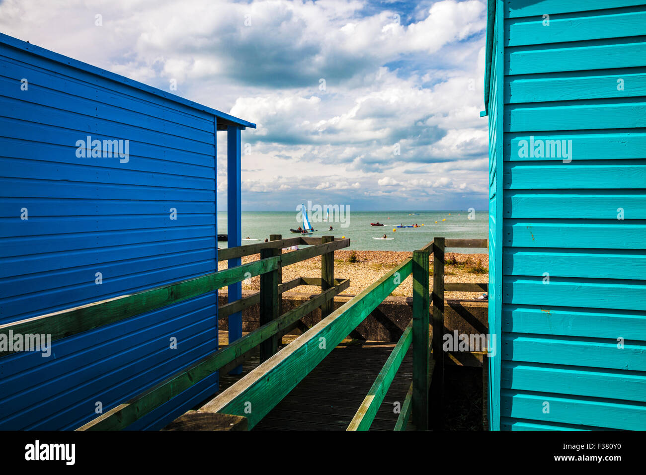 Vista tra cabine in legno in Kentish resort costiero di Whitstable. Foto Stock
